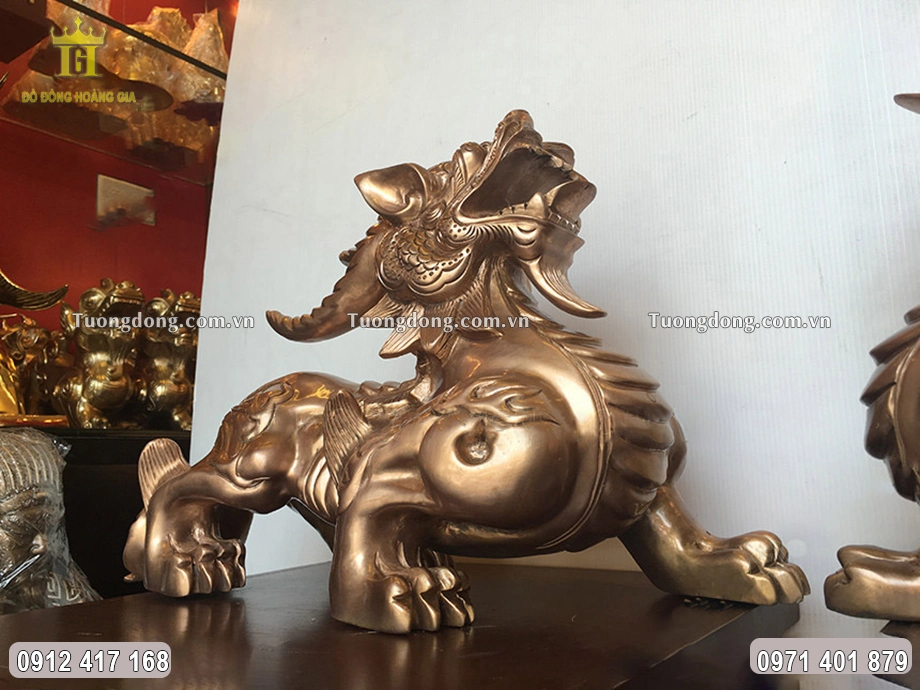 Từng họa tiết hoa văn được chạm khắc sắc nét